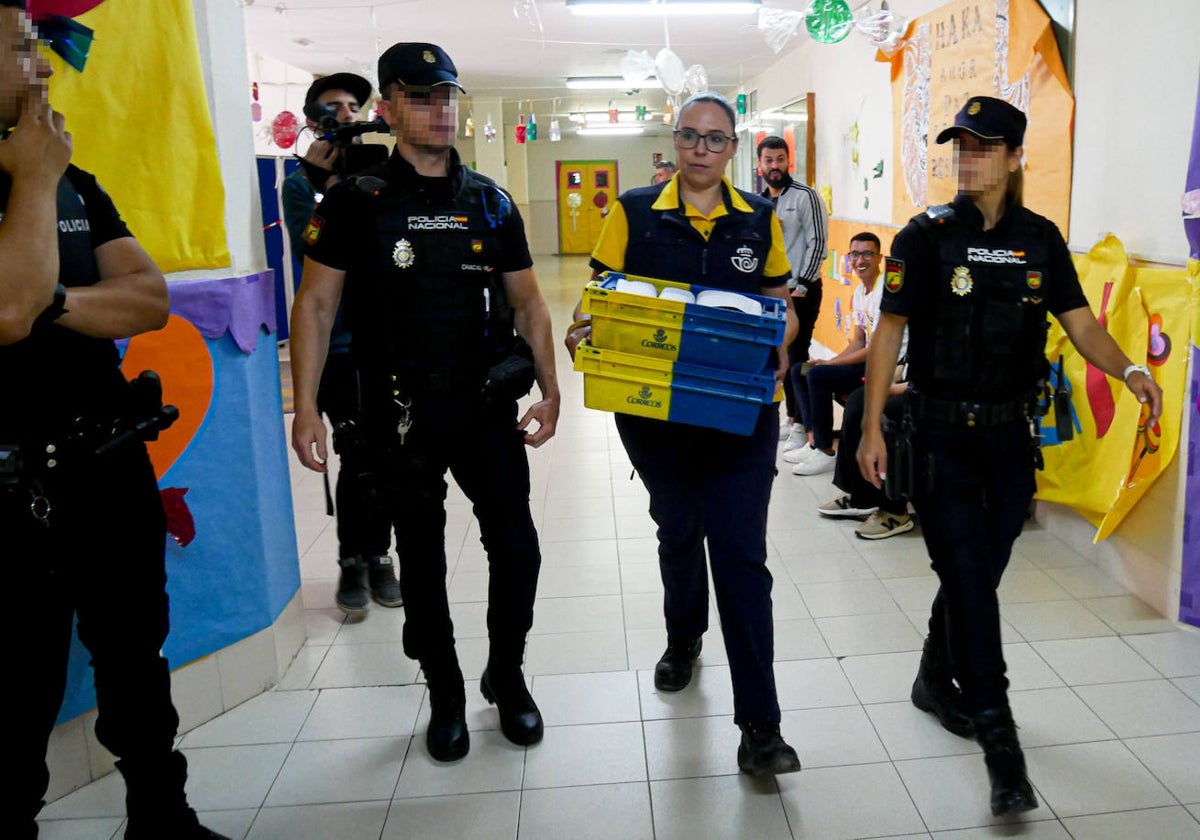 Una trabajadora de Correos lleva los votos por correo a un colegio electoral