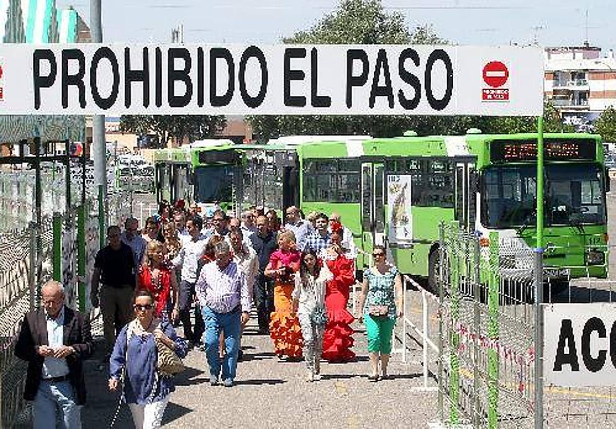 Usuarios de Aucorsa llegando a la Feria