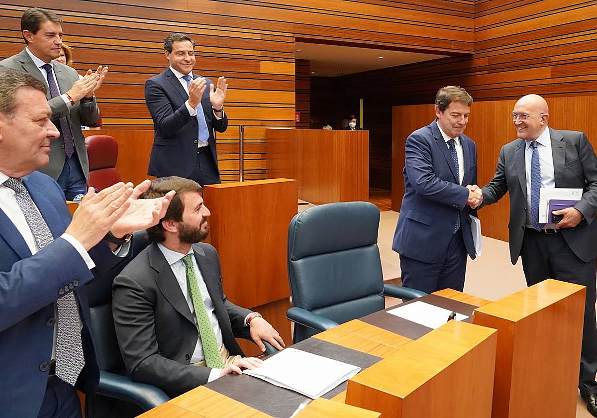 El presidente de la Junta de Castilla y León, Alfonso Fernández Mañueco ,felicita a Jesús Julio Carnero en el Pleno de las Cortes de Castilla y León