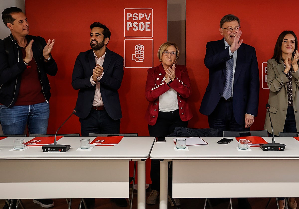 Ximo Puig saluda entre aplausos a los asistentes a la reunión de la Comitiva Ejecutiva Nacional del PSPV-PSOE, este martes