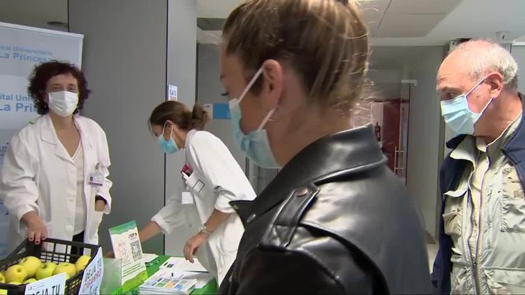 Hospital de La Princesa intercambia manzanas por cigarrillos por el Día Mundial sin Tabaco