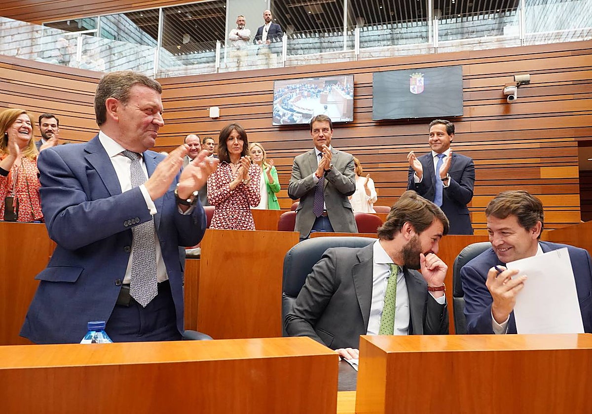 García-Gallardo y Mañueco conversa en el pleno de las Cortes de Castilla y León entre aplausos de la bancada popular