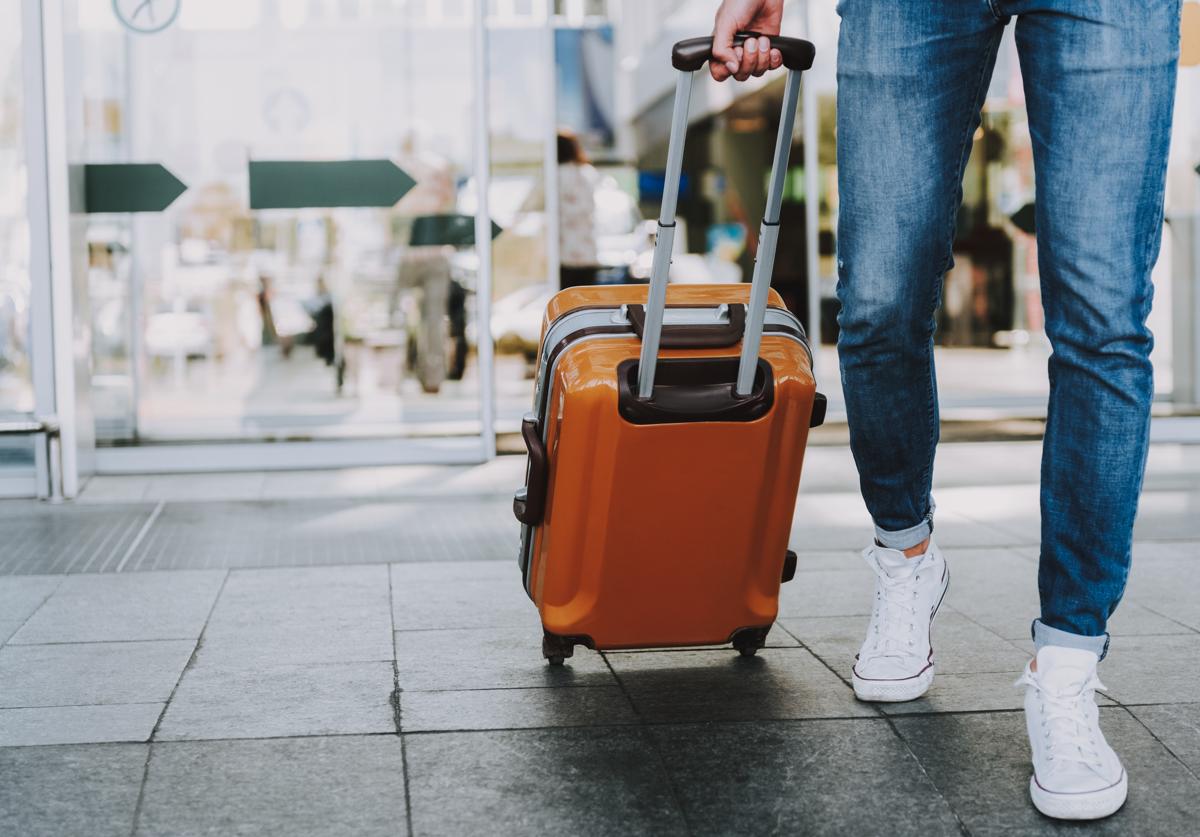 Imagen de un joven a punto de viajar a su destino favorito en vacaciones