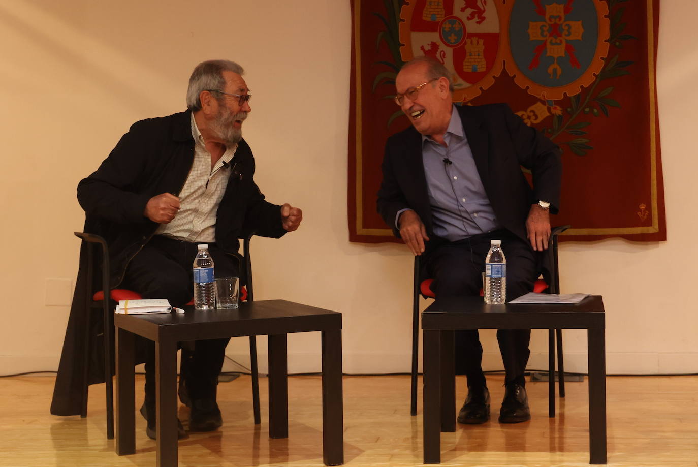 Entre risas, Nicolás Redondo Terreros, ex diputado del Parlamento Vasco, junto a Cándido Méndez, sindicalista y político español