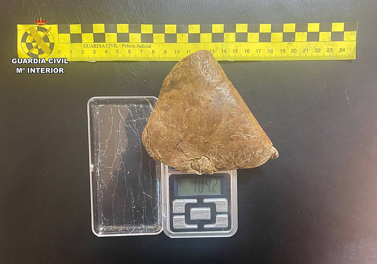 Tableta de resina de estupefaciente intervenida al detenido