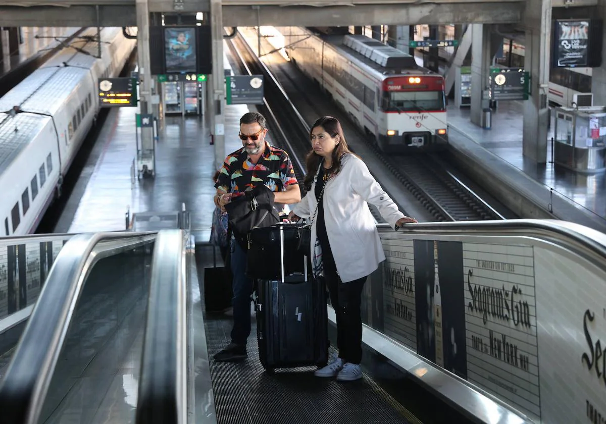 Dos pasajeros tras bajarse en la estación de tren de Córdoba