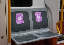 El significado de las pegatinas rosas que hay en los asientos del Metro de Madrid