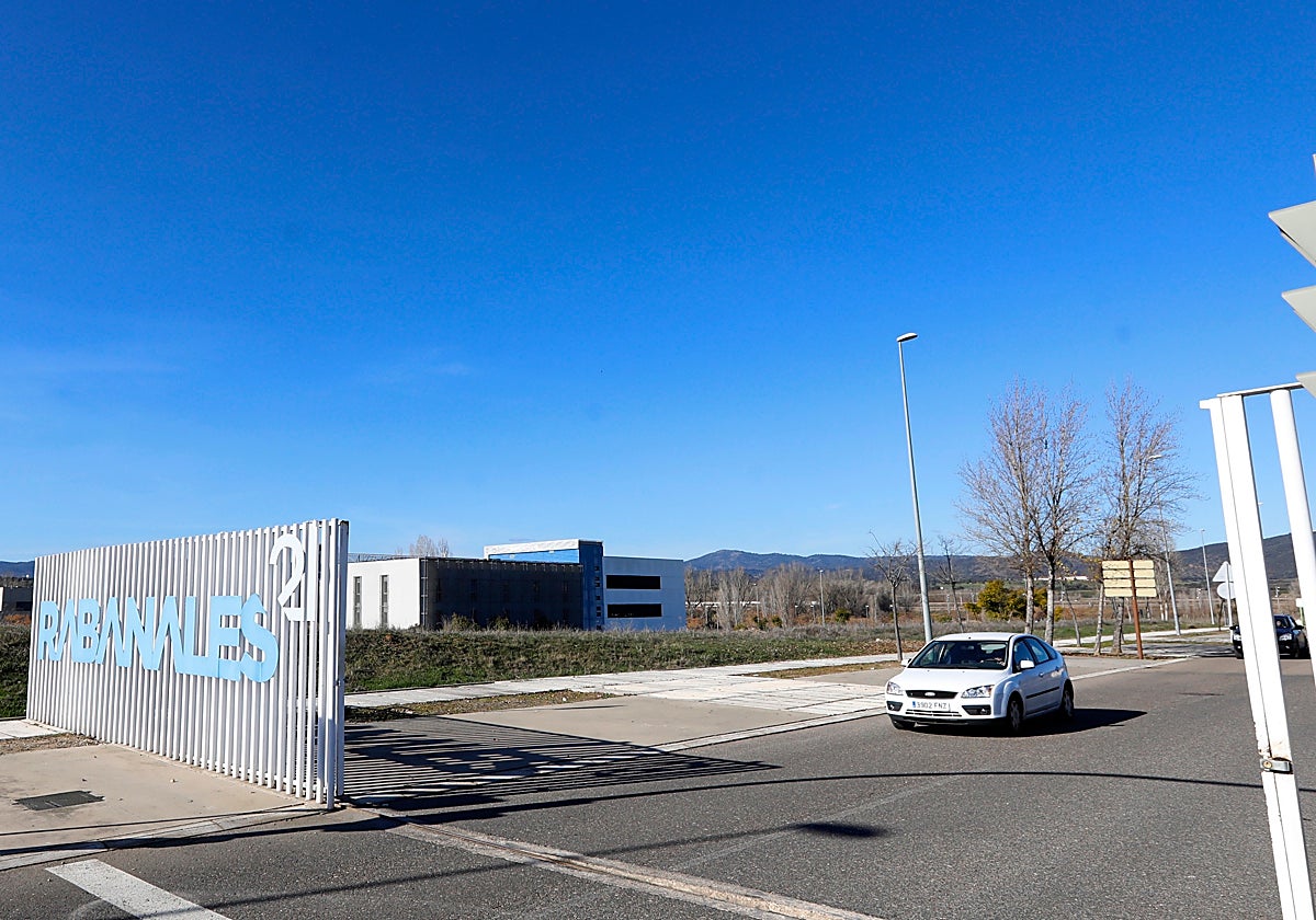Acceso al Parque Rabanales 21 en el que Escribano tiene previsto instalar una planta