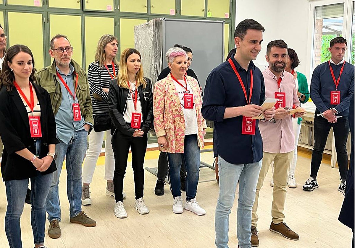 José García Salinas, rodeado de su equipo, ha sido la excepción en el PSOE al subir de ocho a nueve concejales y conseguir la mayoría absoluta en Cabanillas del Campo