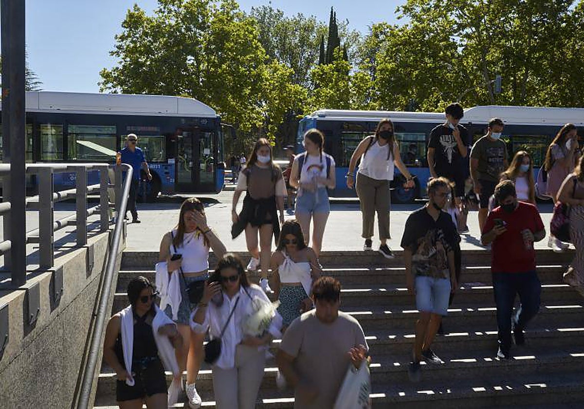 Alumnos tomando el Metro en Ciudad Universitaria durante la selectividad del año anterior
