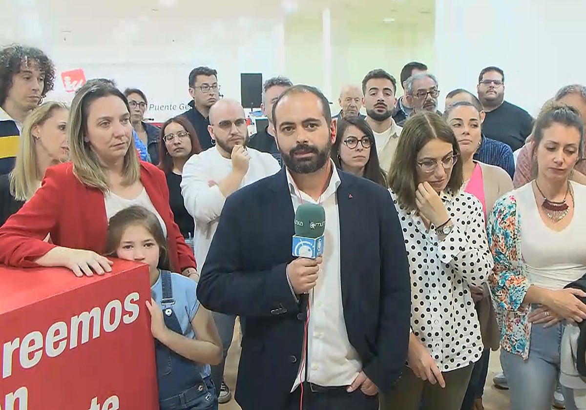 El candidato de Izquierda Unida, Jesús David Sánchez, en la sede de la formación