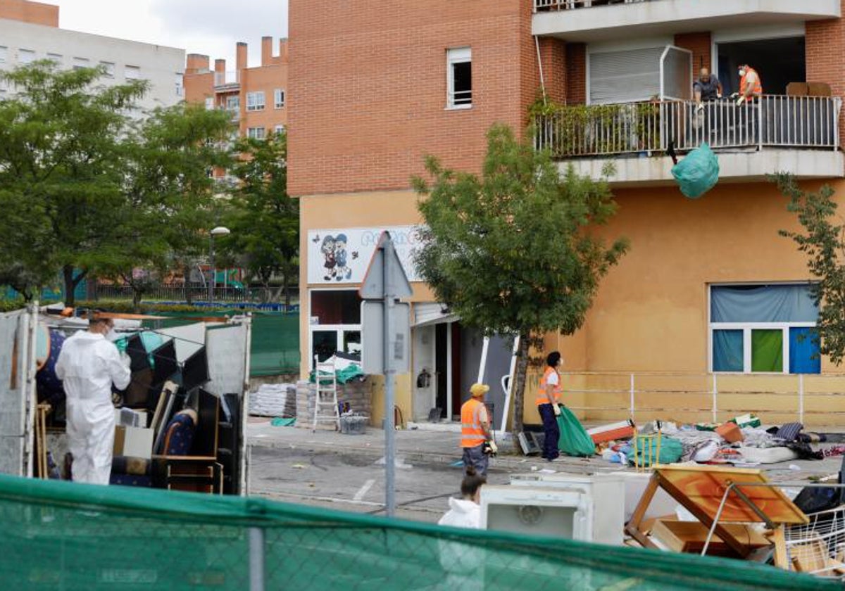 El clamor de los vecinos contra el bloque okupado en Alcobendas: «Se movían  en coches de lujo»