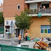 El clamor de los vecinos contra el bloque okupado en Alcobendas: «Se movían en coches de lujo»