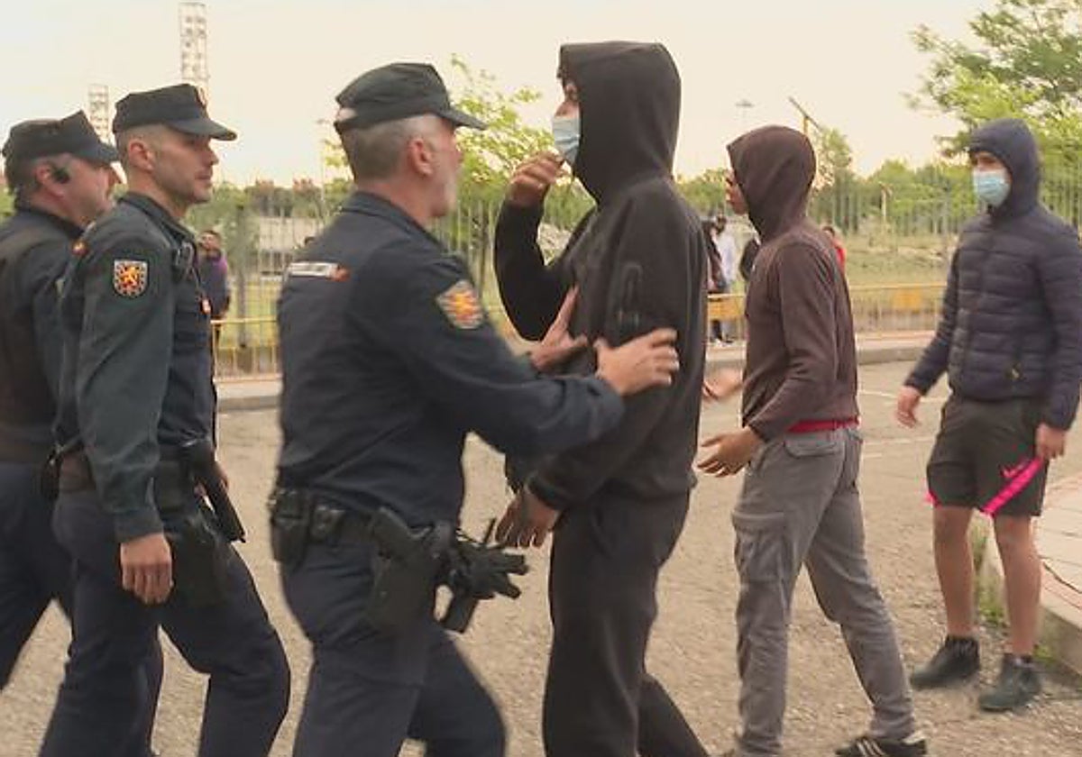 La Policía Nacional aleja a varios okupas del lugar del desalojo