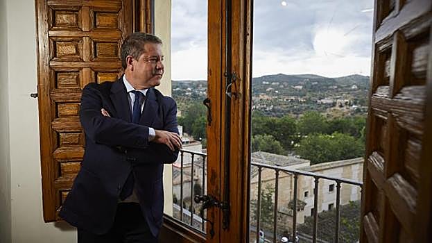 Emiliano García-Page posa durante la entrevista con ABC