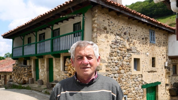 Gonzalo, ganadero de Salceda, posa junto a la casa donde se crió Miguel Ángel Revilla