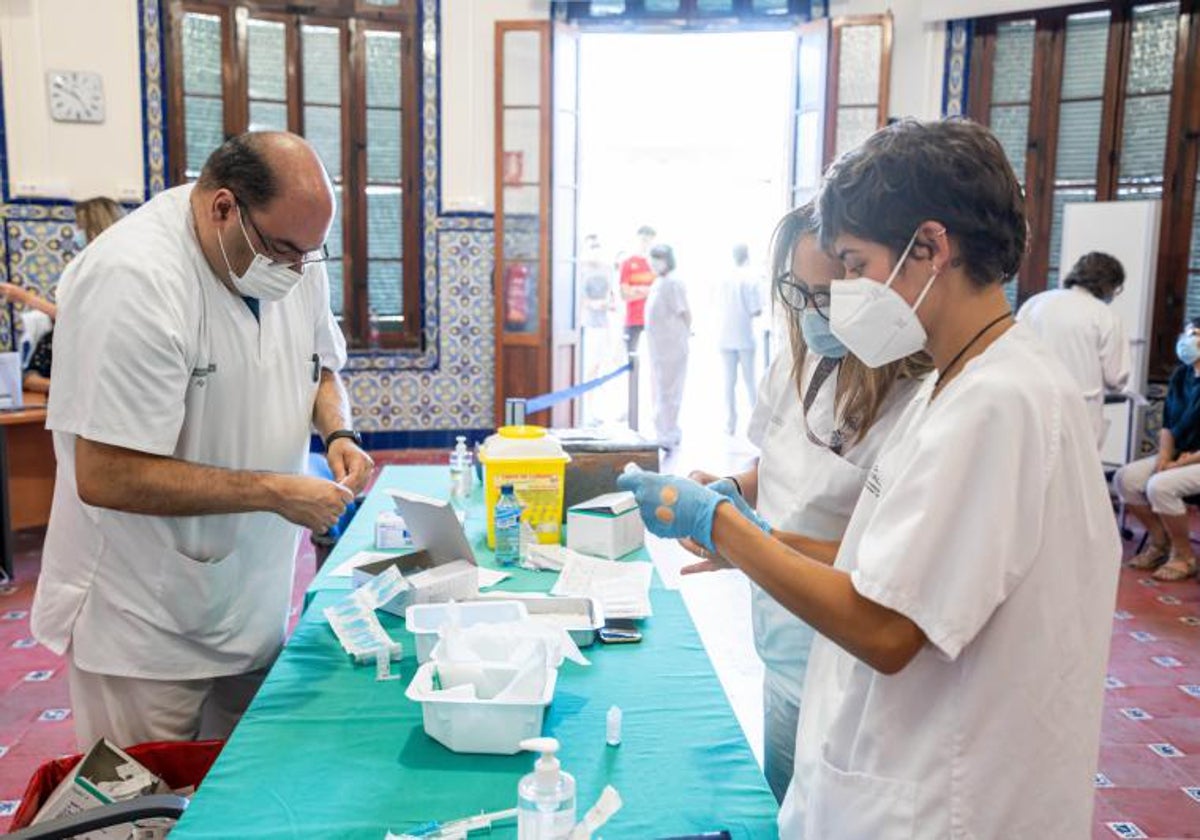 Personal sanitario preparando vacunas del coronavirus en Valencia, en imagen de archivo