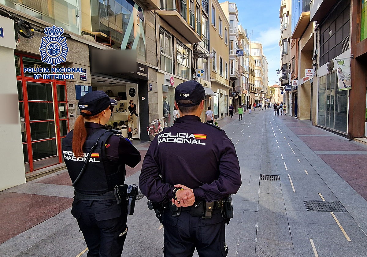 Imagen de archivo de dos agentes de la Policía Nacional en Elche (Alicante)