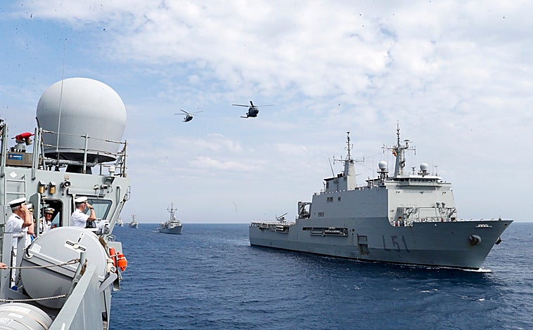 Imagen principal - Ejercicios navales y saltos paracaidistas durante la revista en Motril