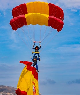 Imagen secundaria 2 - Ejercicios navales y saltos paracaidistas durante la revista en Motril