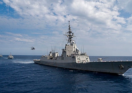 Imagen secundaria 1 - Ejercicios navales y saltos paracaidistas durante la revista en Motril