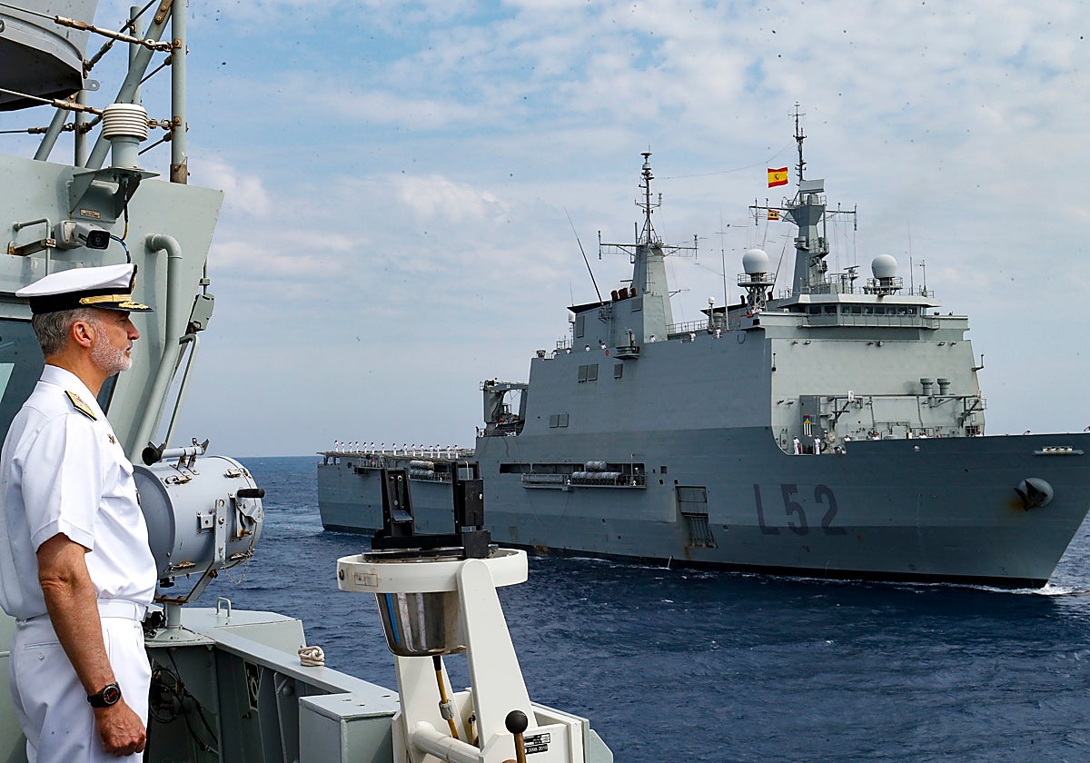 El rey Felipe VI preside la revista naval y la exhibición dinámica con motivo del Día de las Fuerzas Armadas, este viernes en Motril, Granada