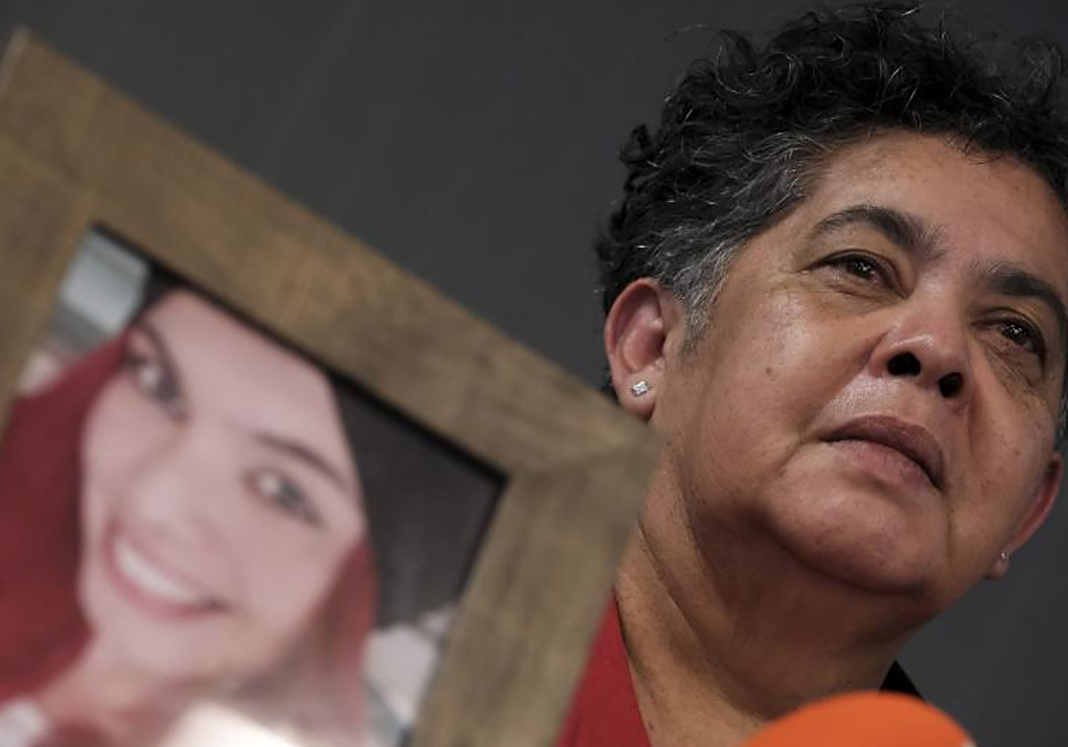 La madre de Romina Celeste, Miriam Rodríguez, junto a un retrato de su hija