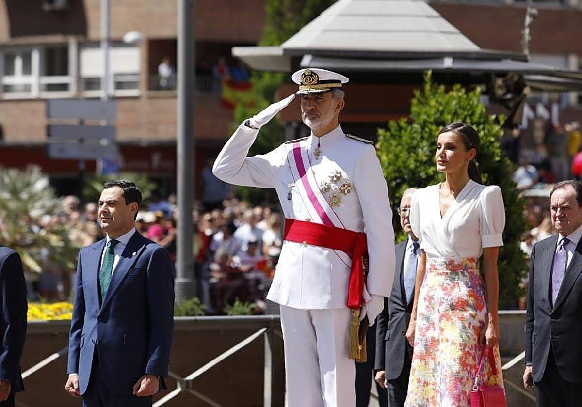 Los Reyes presiden el desfile del Día de las Fuerzas Armadas en Granada