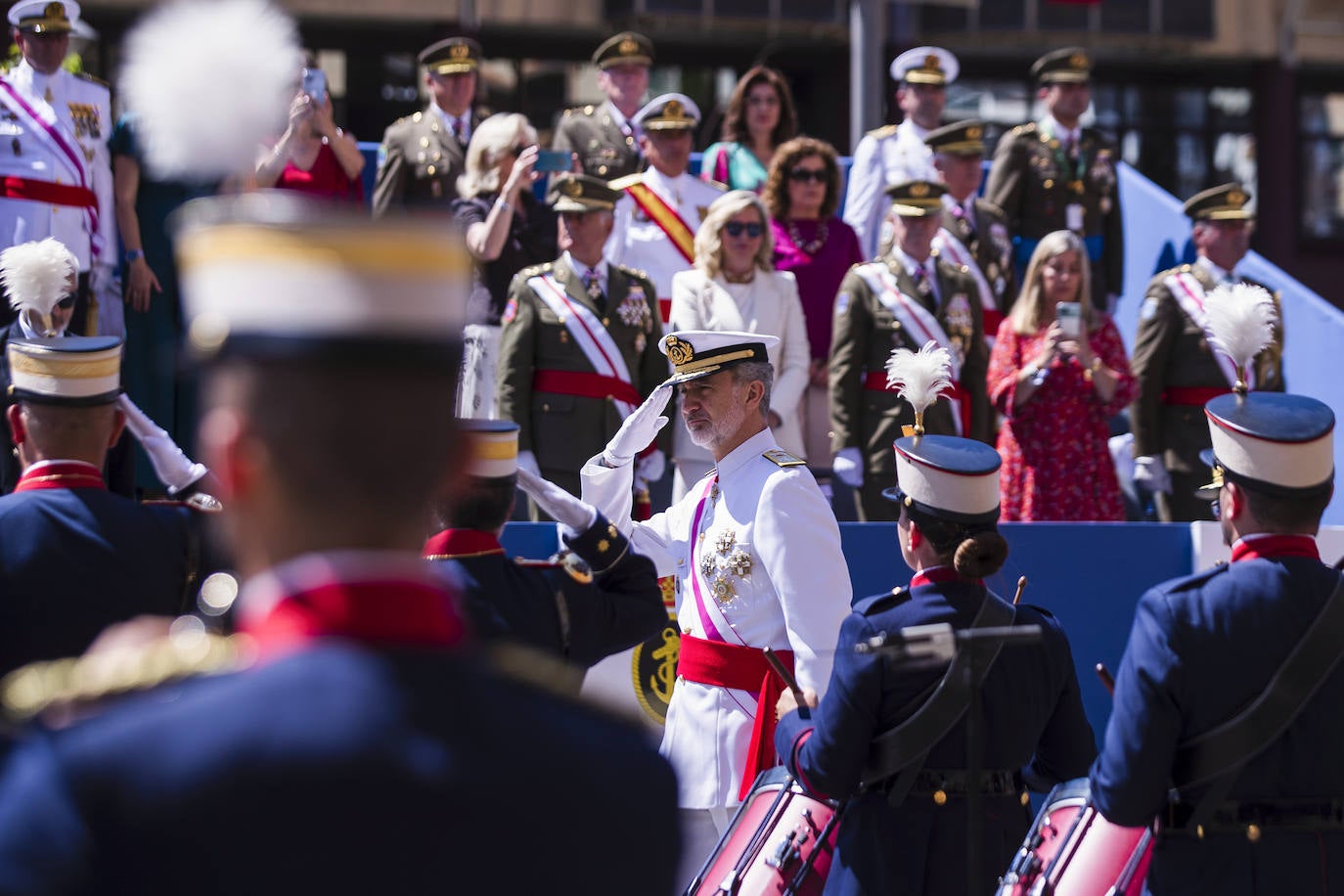 El rey Felipe VI pasa revista durante el desfile del Día de las Fuerzas Armadas