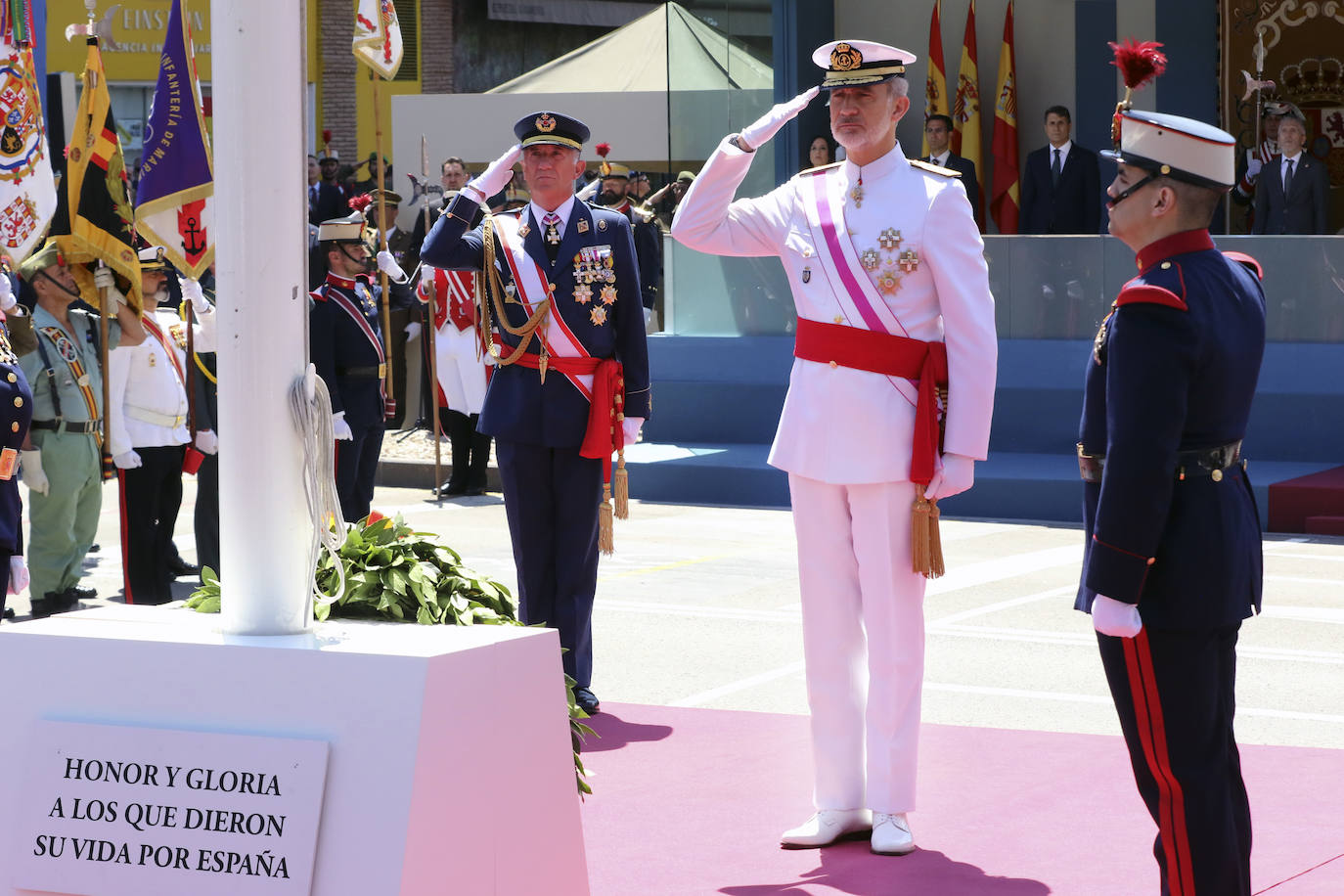 El rey Felipe VI durante el homenaje a los caídos en el desfile del Día de las Fuerzas Armadas en Granada