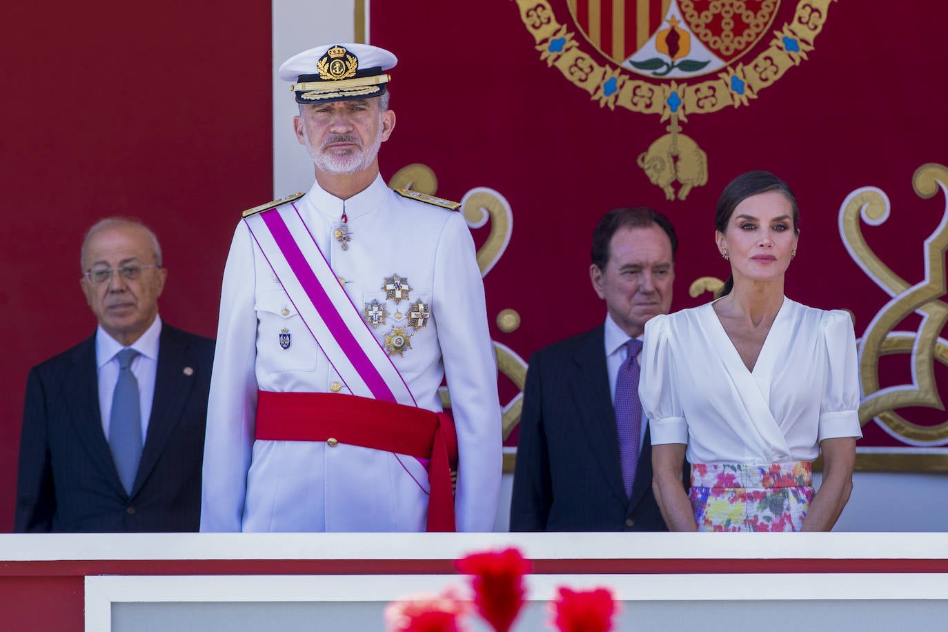 Los reyes, Felipe y Letizia durante el desfile del Día de las Fuerzas Armadas en Granada