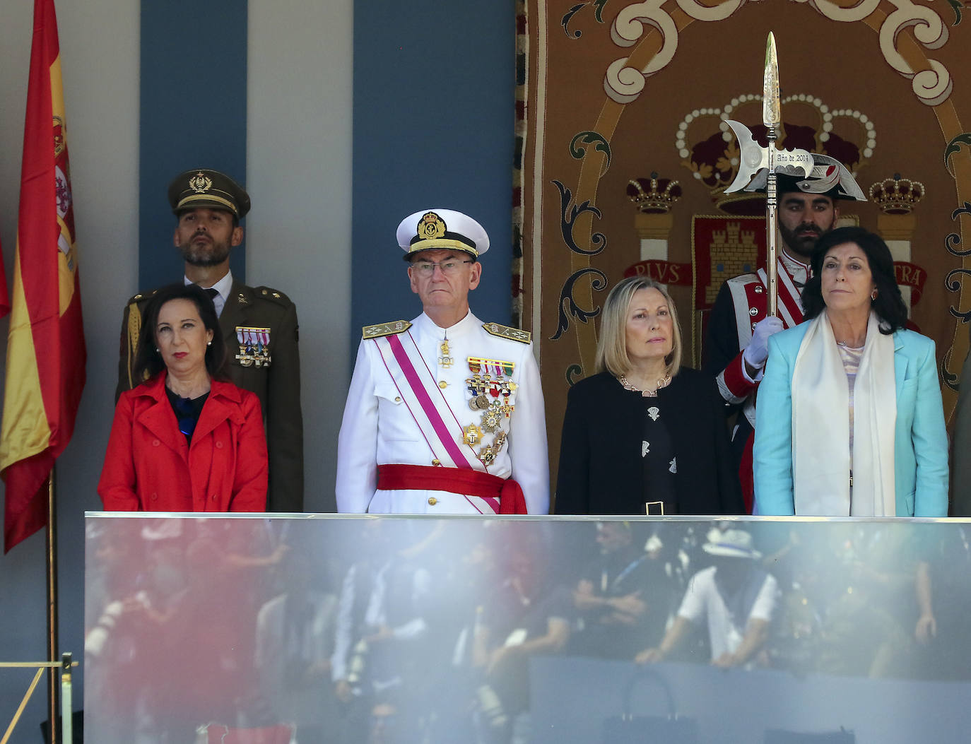 La ministra de Defensa, Margarita Robles (i), y el jefe de Estado Mayor de la Defensa, Teodoro Esteban López (2i), durante el desfile del Día de las Fuerzas Armadas este sábado en Granada