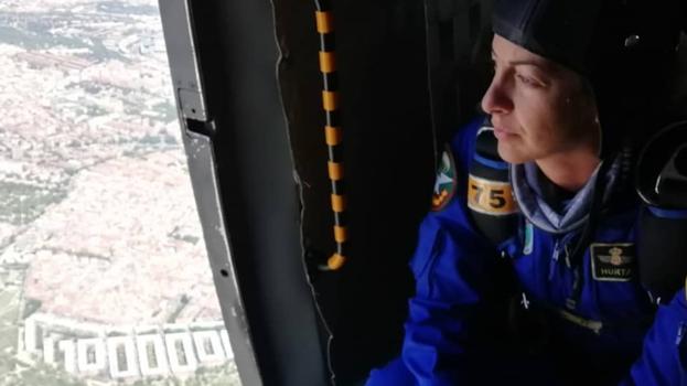 La cabo Carmen Gómez Hurtado, la primera mujer en hacer el salto con la bandera de España el día de las Fuerzas Armadas