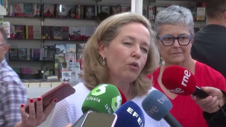 Calviño reivindica su "independencia" pero con "total apoyo" a Sánchez