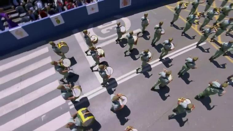 La Legión desfila por Granada acompañada de su tradicional cabra