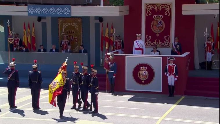 Moreno recibe a los reyes en Granada por el día de las Fuerzas Armadas