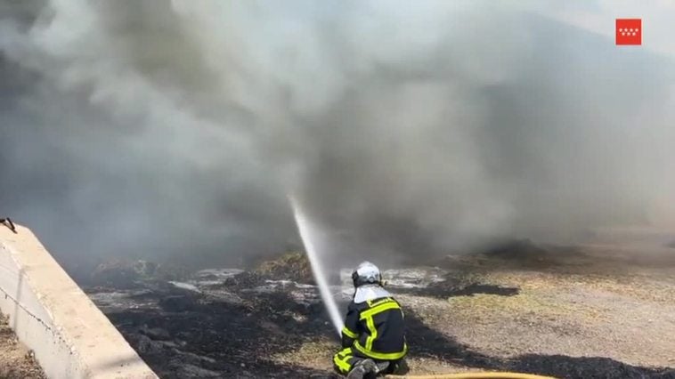 Aparatoso incendio en una granja en la localidad madrileña de Valverde de Alcalá