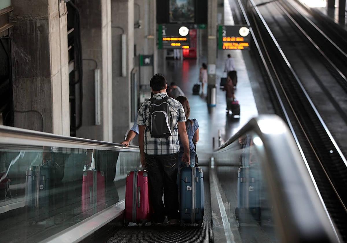Varios pasajeros se disponen a coger un AVE en la estación de Córdoba