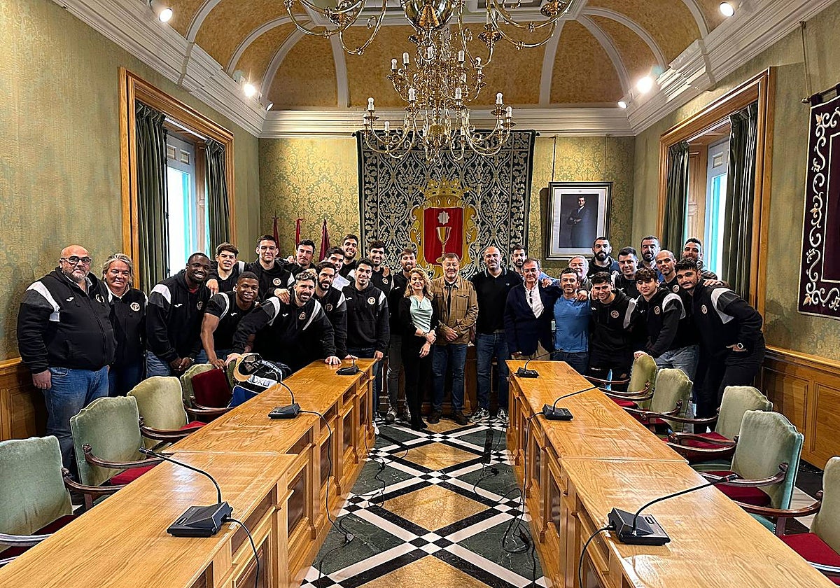 La plantilla conquense fue recibida este domingo por el alcalde, Darío Dolz, y la concejala de Deportes, Charo Rodríguez, en el Ayuntamiento