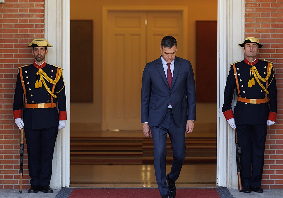 El presidente del Gobierno, Pedro Sánchez, cabizbajo, en las escalinatas principales de La Moncloa