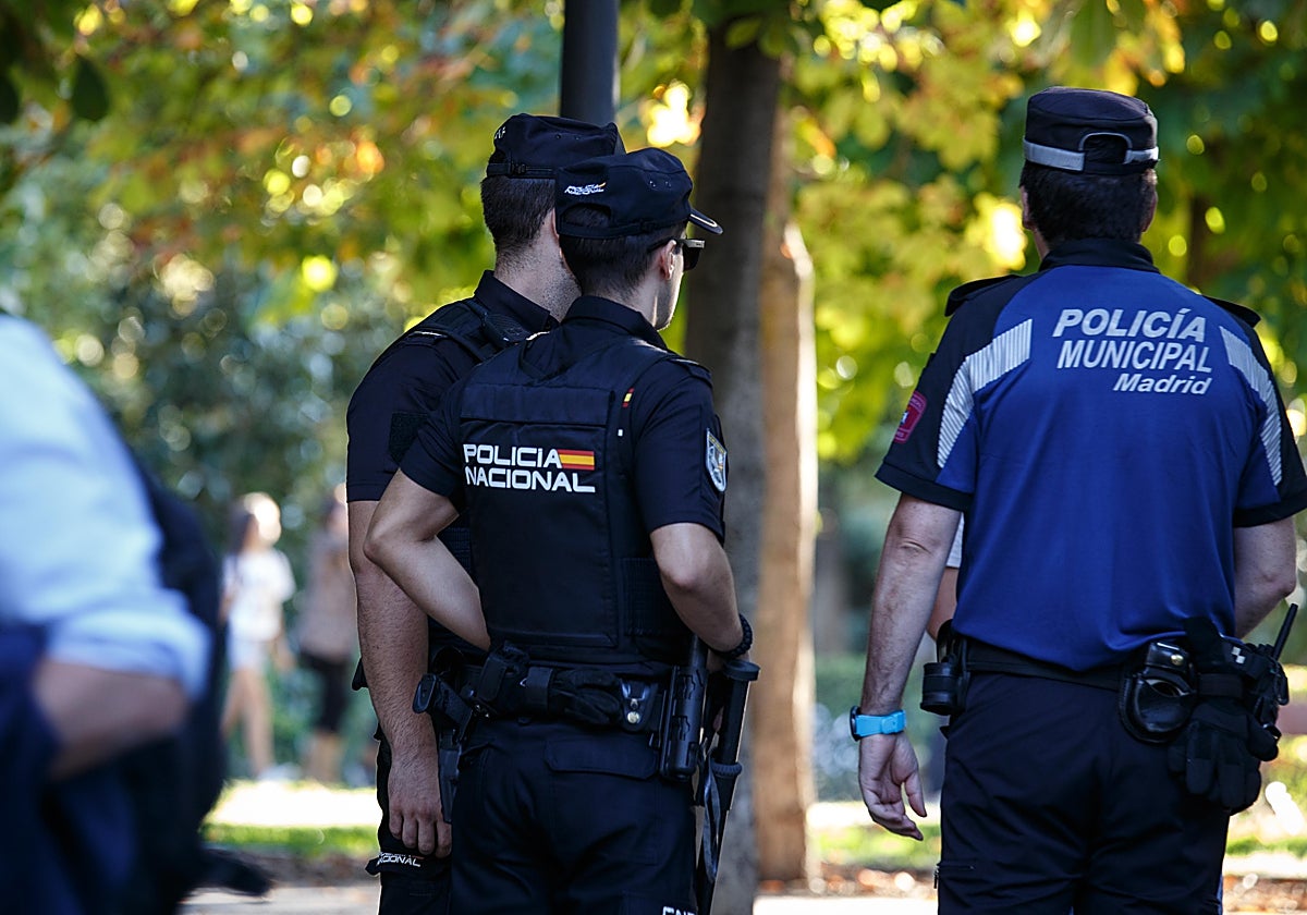 Varios agentes de Policía en la ciudad de Madrid