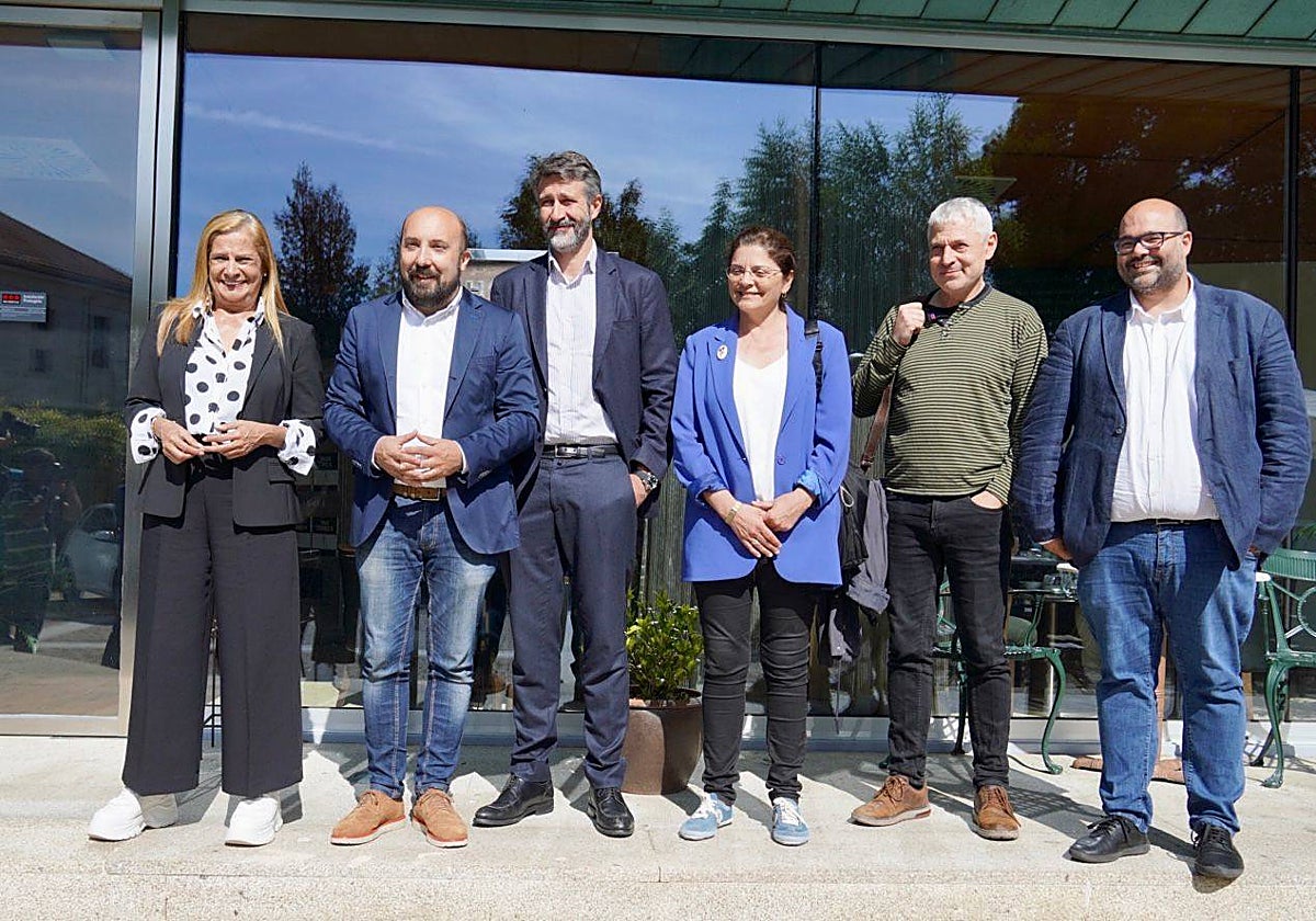 Los integrantes de las comisiones negociadoras de PSdeG y BNG posan antes de su primera reunión