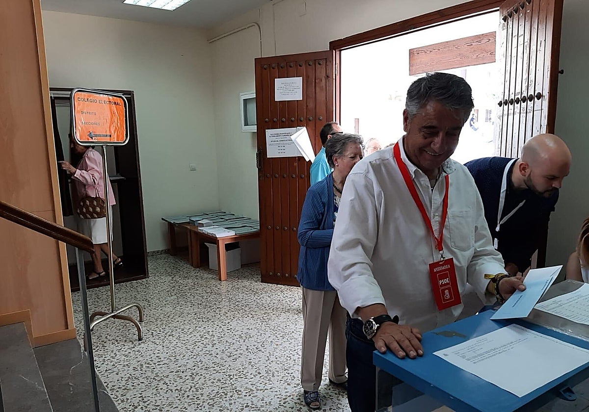 El alcalde de Hinojosa del Duque, Matías González (PSOE), emite un voto en una urna electoral