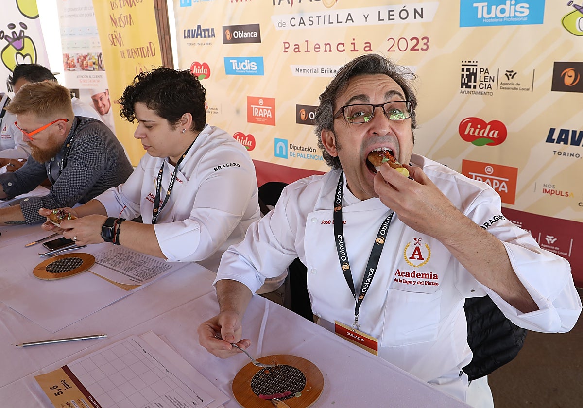 Uno de los participantes en el IV Campeonato de tapas y pinchos de Castilla y León que se celebra estos días en Palencia