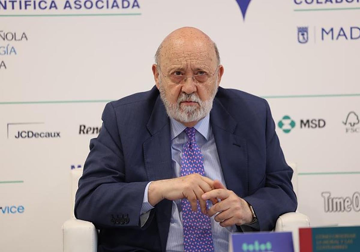 El presidente del CIS, José Félix Tezanos, en coloquio durante la Feria del Libro este lunes