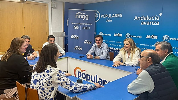 Agustín González reunido con algunos de sus concejales electos