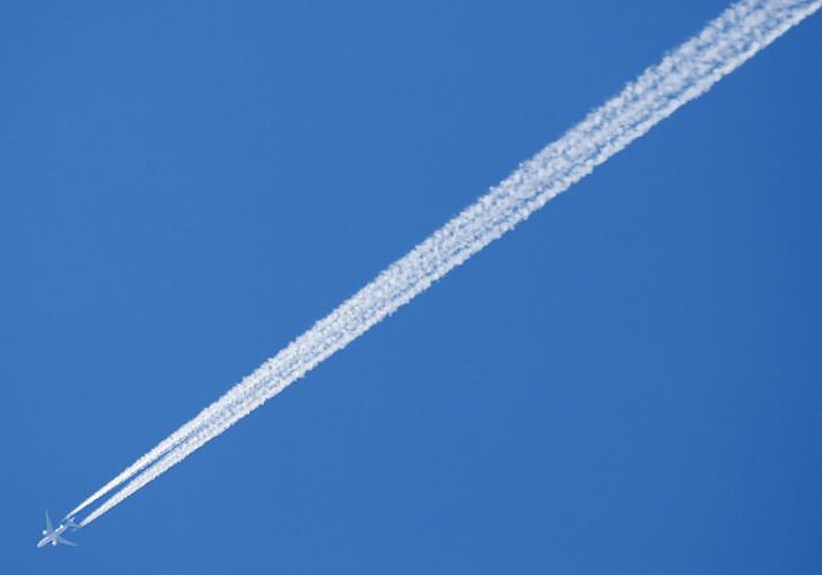Un avión cruzando el cielo