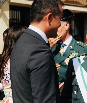 Imagen secundaria 2 - La alcaldesa de Toledo, Milagros Tolón, y el delegado del Gobierno en Castilla-La Mancha, Francisco Tierraseca, entregan medallas con distintivo blanco. El guardia civil con más condecoraciones de la Comandancia de Toledo portó la bandera nacional durante el acto. El general Francisco Javier Cortés charla con el concejal electo y posible nuevo alcalde de Toledo  