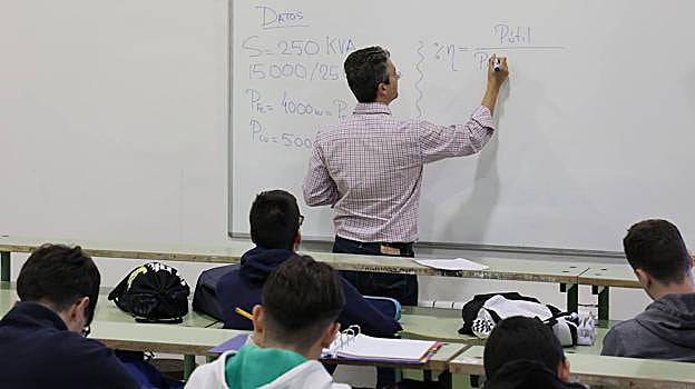 Un profesor imparte una clase de un ciclo de FP Dual en el instituto Maimónides de Córdoba