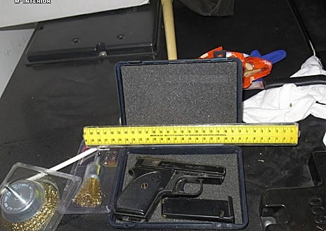 Imagen secundaria 1 - Imágenes de la marihuana y el resto de objetos incautados por la Guardia Civil